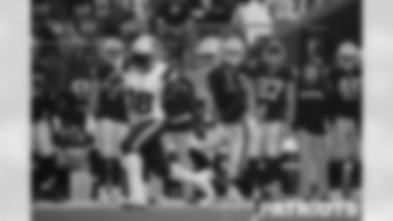 Matthew Slater (18) beats Taron Johnson (1) on punt return coverage