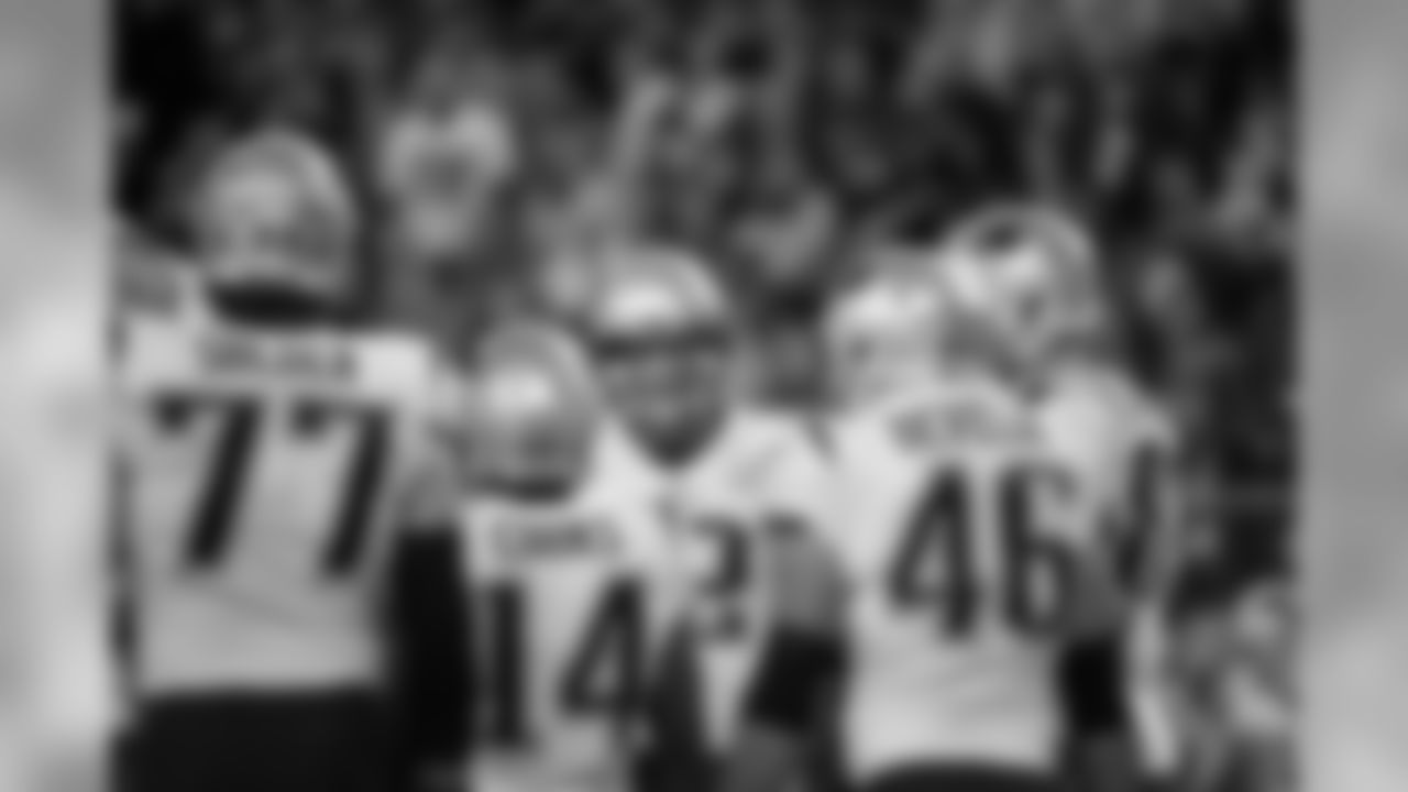 New England Patriots' Tom Brady, center, huddles with teammates during the first half of the NFL Super Bowl 52 football game against the Philadelphia Eagles Sunday, Feb. 4, 2018, in Minneapolis. (AP Photo/Matt York)
