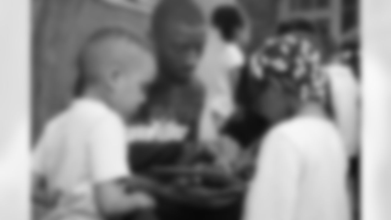 20180614_iPadDonation_Kelly678