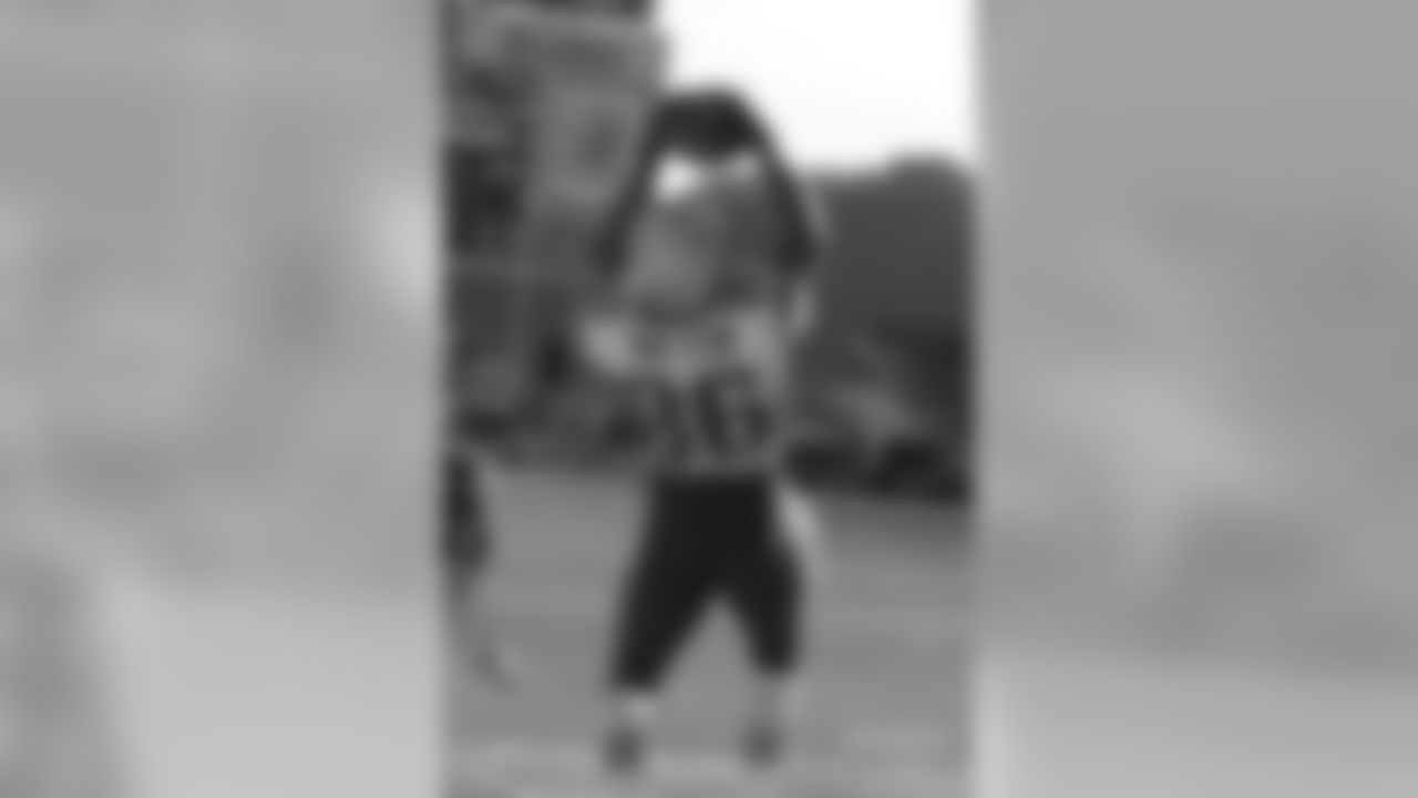 27. Drew Bledsoe comes off the bench to throw TD pass in 2001 AFC Championship – When Tom Brady limped off of Heinz Field in the 2001 AFC Championship Game, few knew what Drew Bledsoe would bring after a long injury-induced hiatus. All he did was complete his first three passes – all to David Patten – with the last resulting in a touchdown. The triumphant return prompted radio announcer Bob Trumpy to emphatically utter, "How 'bout that for coming off the bench!"