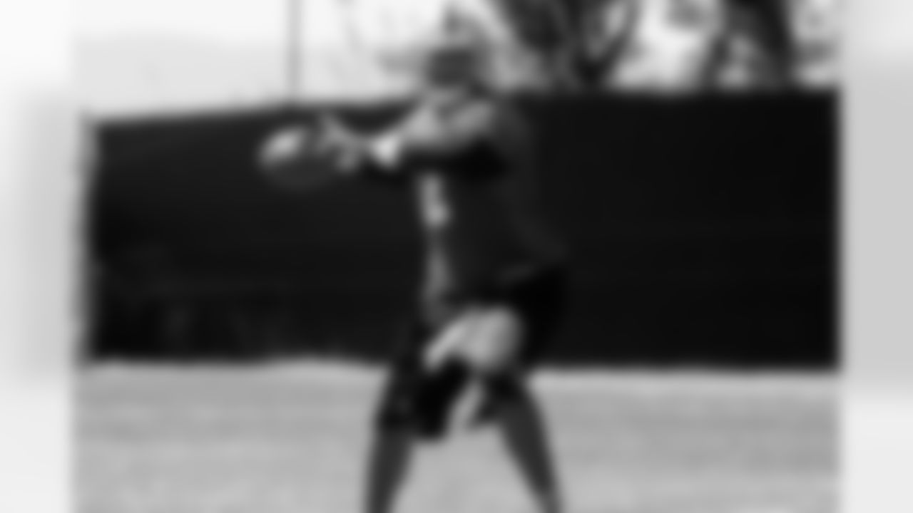 QB JaMarcus Russell sets to throw.