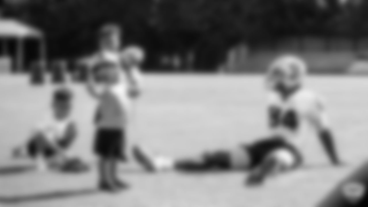 Raiders wide receiver Antonio Brown (84) and his kids on the field for practice at 2019 Training Camp.