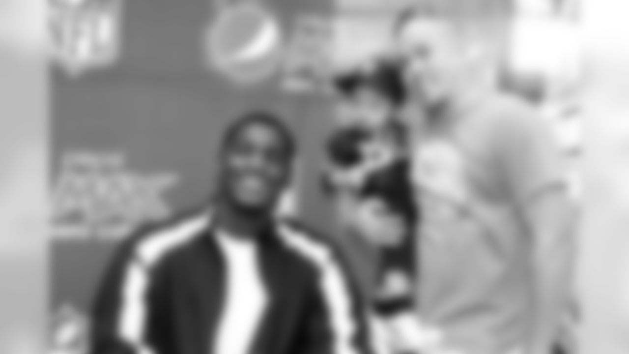 LB Rolando McClain smiles for a photo with a young Raider fan. Photo by Tony Gonzales.