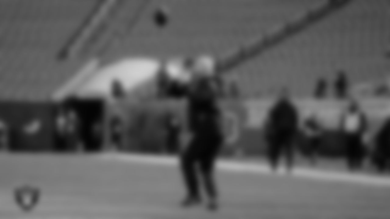 Las Vegas Raiders tight end Nick Bowers (82) warming up before the postseason away game against the Cincinnati Bengals.