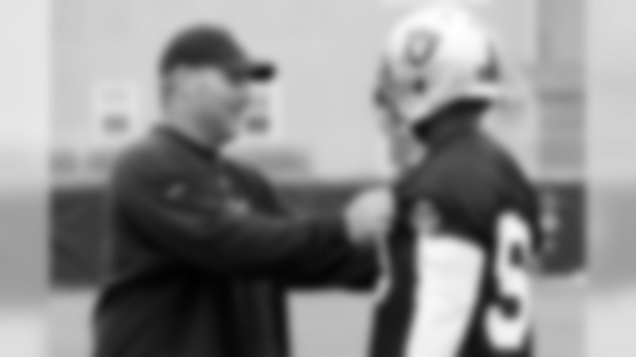 LB Coach Greg Biekert talks to LB Thomas Howard. Photo By Tony Gonzales