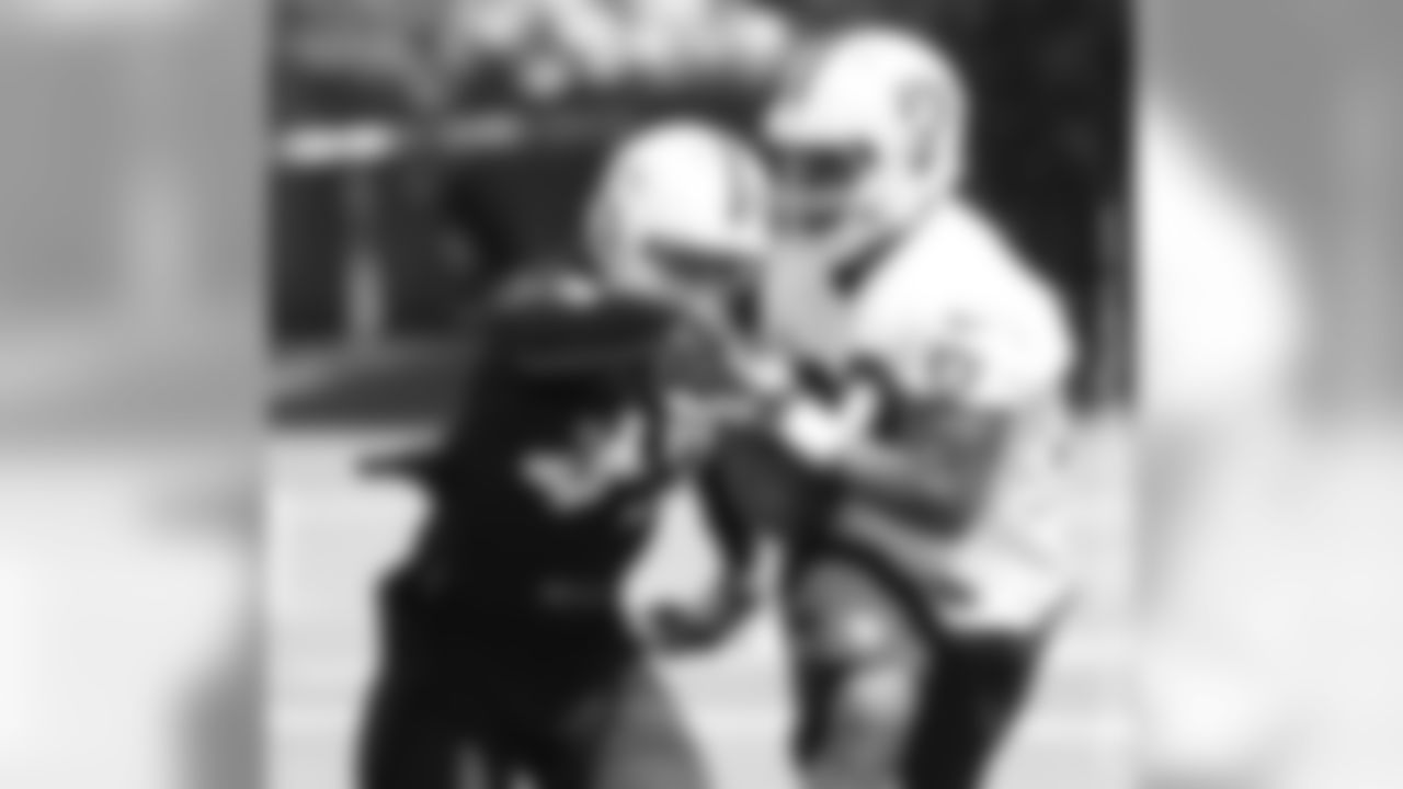LB Eric Harper tries to break up a pass to RB Jeremy Stewart