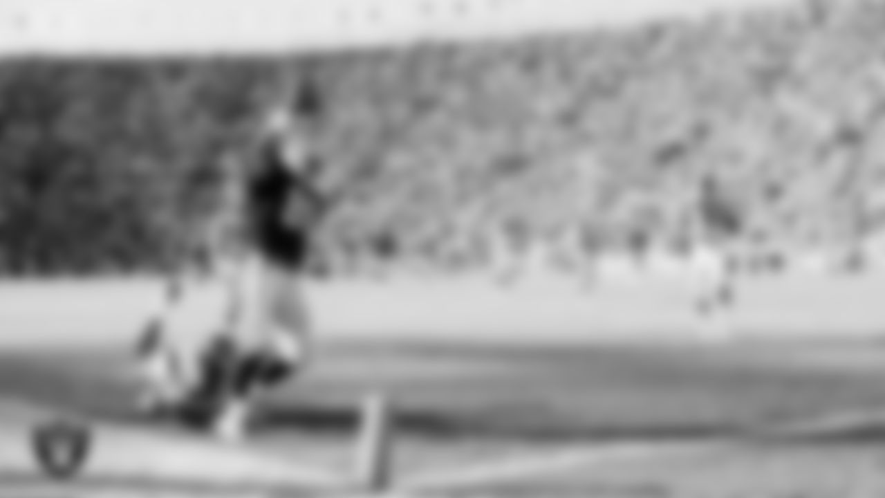 Los Angeles Raiders running back/tight end Ethan Horton (88) makes a 41-yard touchdown catch during the AFC divisional playoff postseason home game against the Cincinnati Bengals at Los Angeles Memorial Coliseum, Sunday, January 13, 1991, in Los Angeles, Calif.