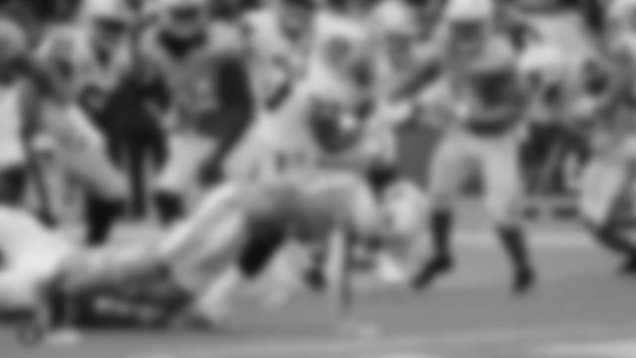 Raiders running back DeAndré Washington (33) rushes for a 5-yard touchdown during the regular season game against the Los Angeles Chargers.