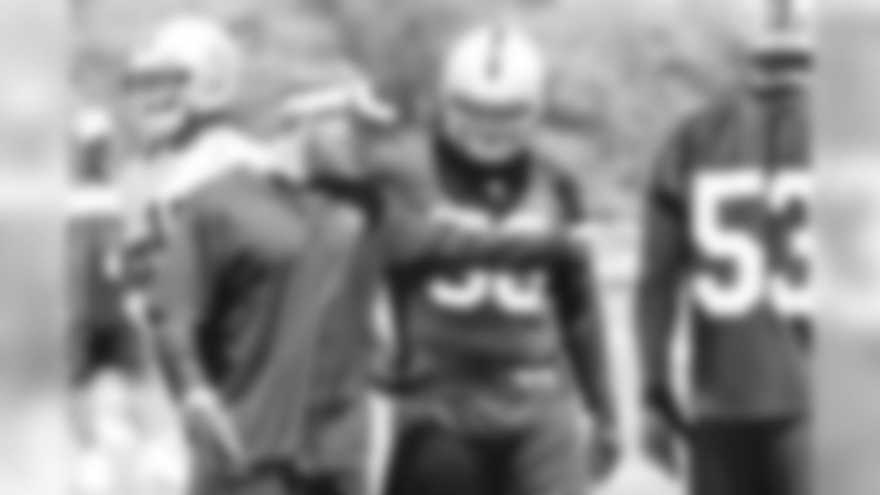 Defensive coordinator Jason Tarver instructs LB Kaluka Maiava