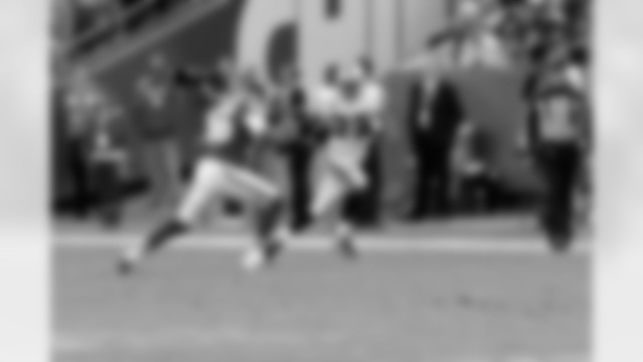RB Darren McFadden has a man to beat along the sideline.