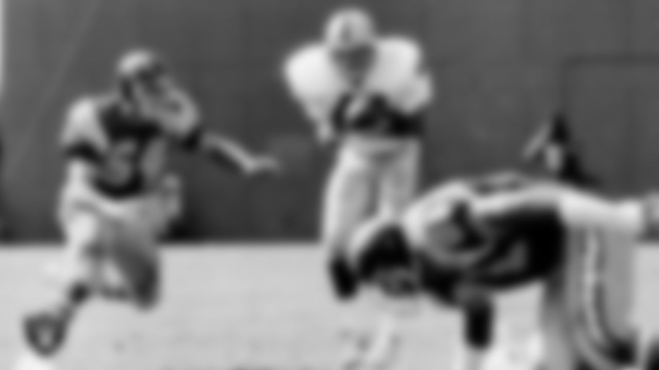 Raiders running back/tight end Todd Christensen (46) makes a catch during the regular season away game against the San Diego Chargers at Jack Murphy Stadium, Sunday, October 21, 1984.