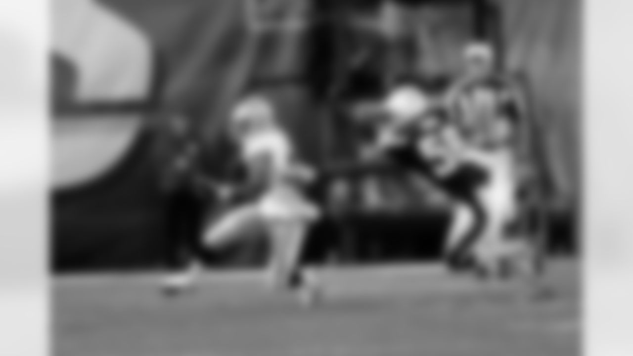 RB Taiwan Jones uses his speed to beat the defense.
