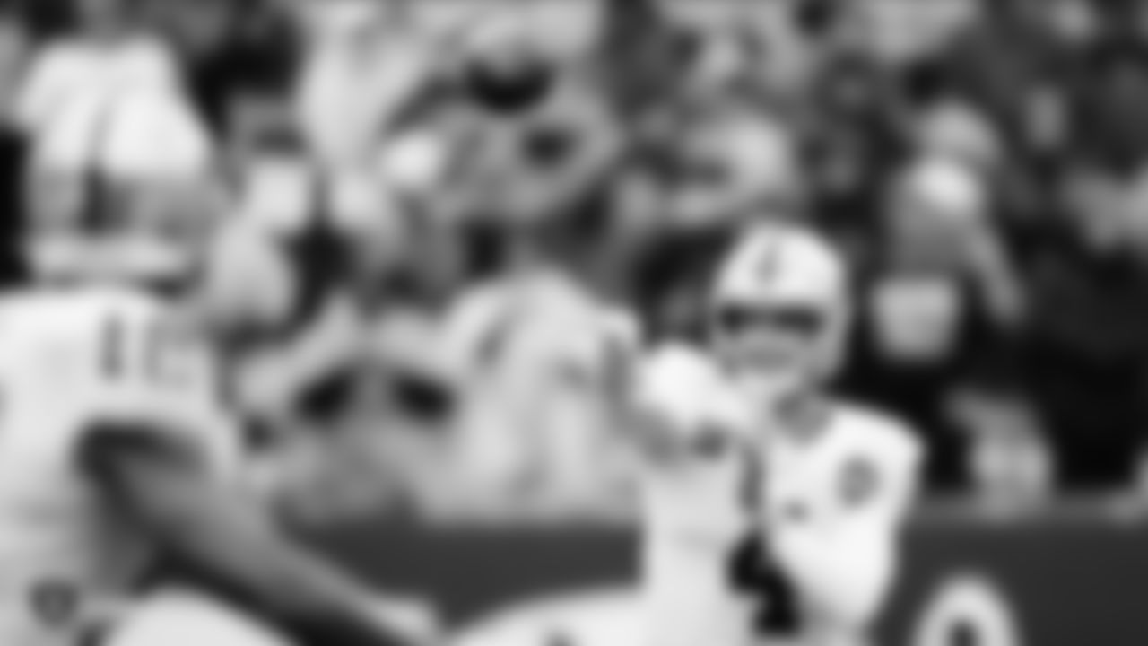 Raiders quarterback Derek Carr (4) passes during the regular season game against the New York Jets.