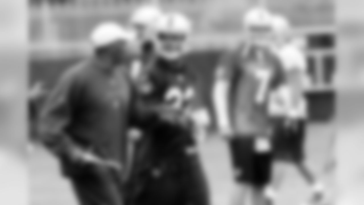 Defensive backs coach Lionel Washington chats with rookie CB Walter McFadden. Photo by Tony Gonzales.