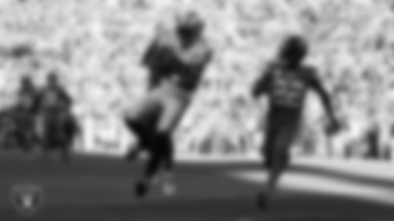 Las Vegas Raiders wide receiver Davante Adams (17) makes a 31-yard touchdown catch during the regular season away game against the Denver Broncos at Empower Field at Mile High.