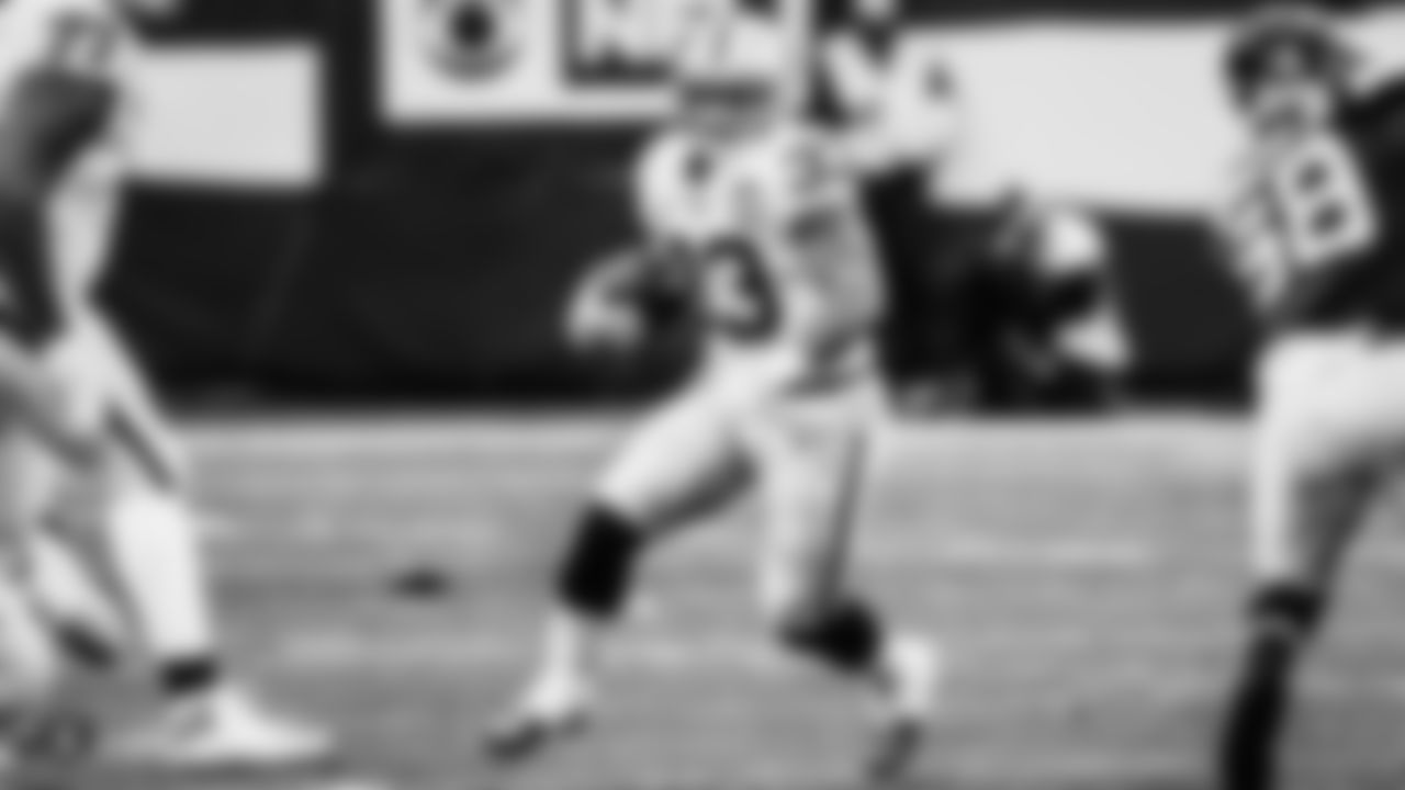 Raiders running back DeAndré Washington (33) rushes during the regular season game against the New York Jets.