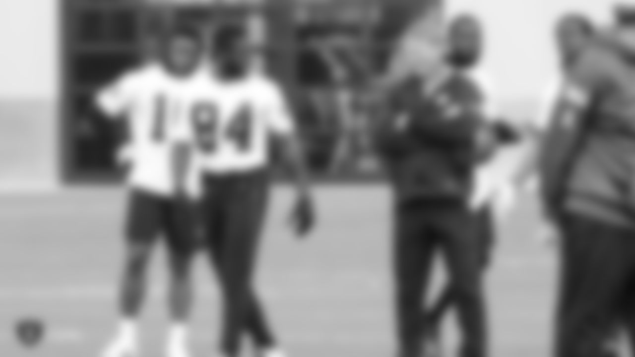 Raiders wide receiver Antonio Brown (84) and head coach Jon Gruden at a workout during phase two of the offseason program at the Raiders Practice Facility in Alameda, Calif.