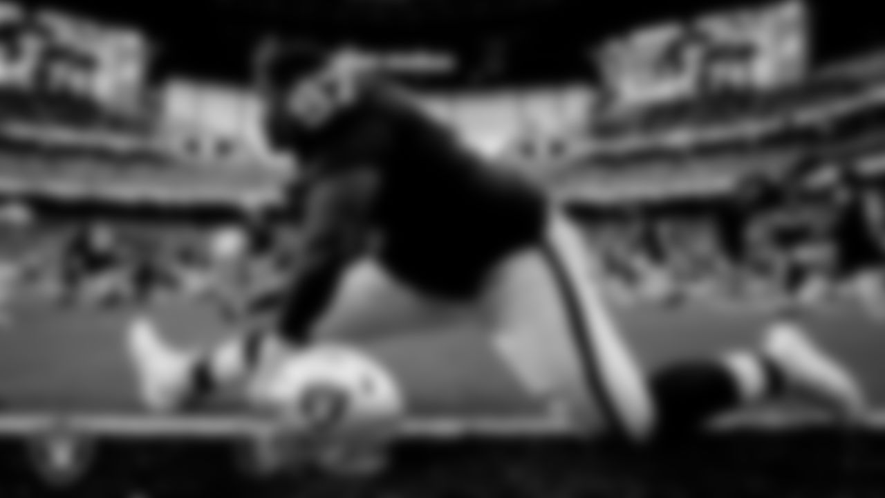 Las Vegas Raiders defensive tackle Andrew Billings (97) warming up before the regular season home game against the Denver Broncos at Allegiant Stadium.