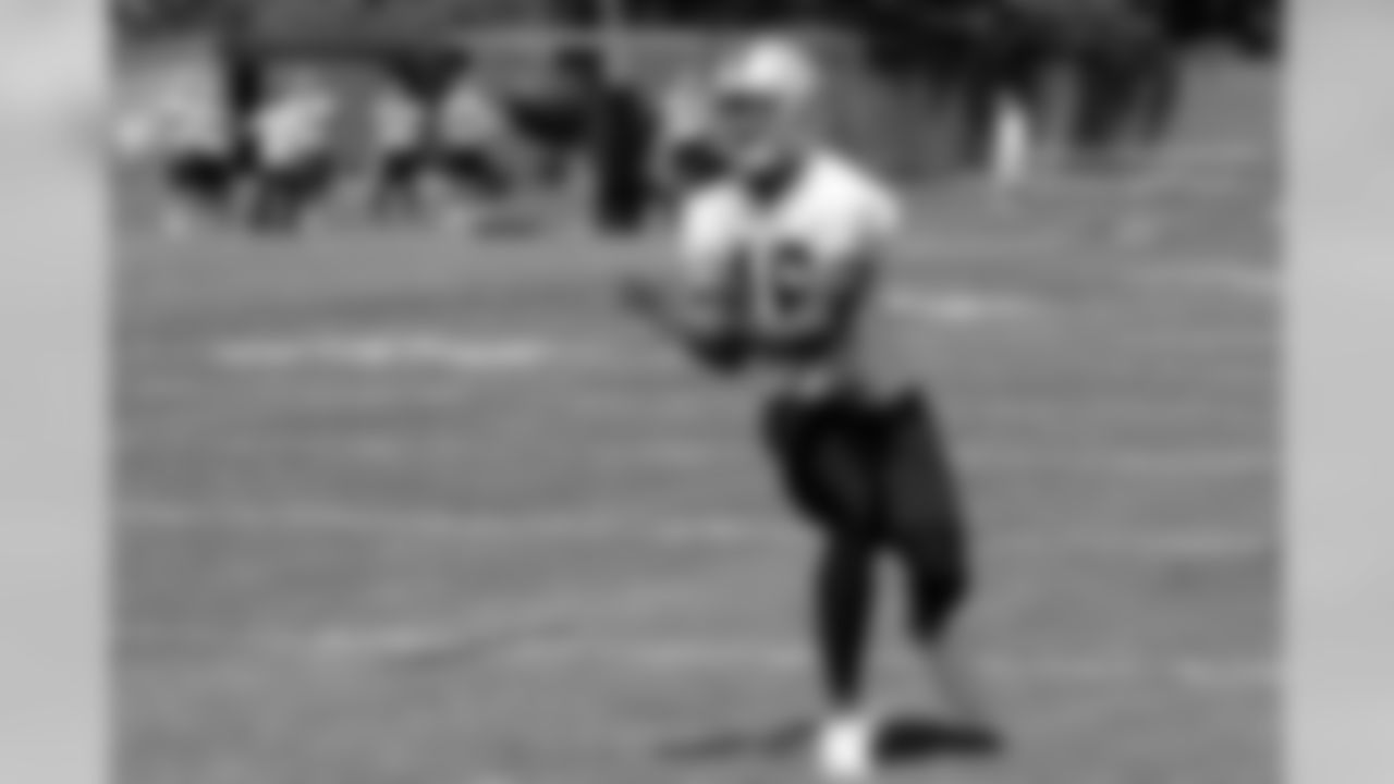 WR Paul Hubbard makes the catch.