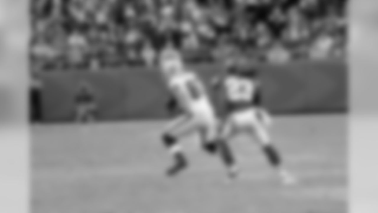TE Brandon Myers makes the catch.