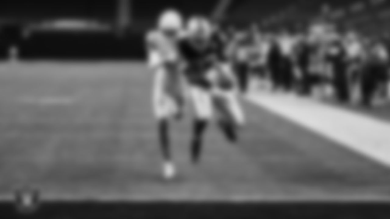 Las Vegas Raiders tight end Darren Waller (83) makes a 35-yard touchdown catch during the regular season home game against the Los Angeles Chargers.