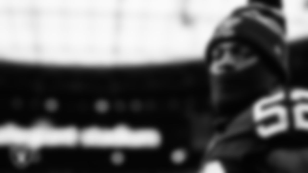Las Vegas Raiders linebacker Denzel Perryman (52) warming up before the regular season home game against the Los Angeles Chargers at Allegiant Stadium.