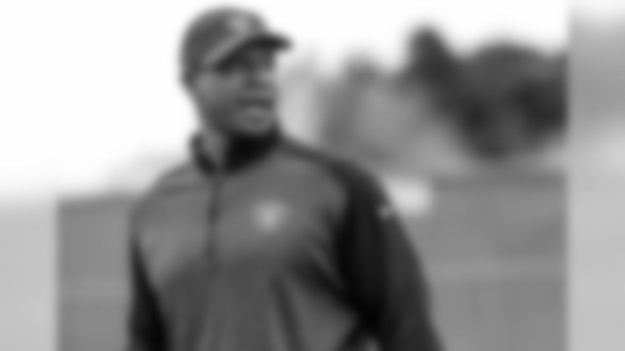 Wide receivers coach Rob Moore
