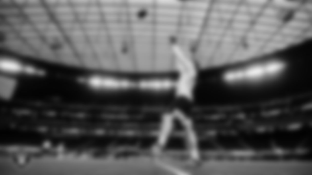 Las Vegas Raiders tight end Foster Moreau (87) warming up before the regular season home game against the Kansas City Chiefs.