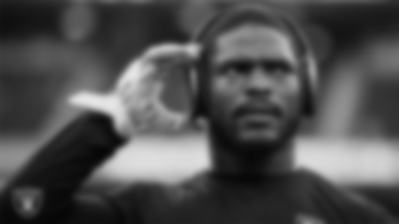 Las Vegas Raiders linebacker Denzel Perryman (52) warming up before the regular season away game against the Los Angeles Chargers.
