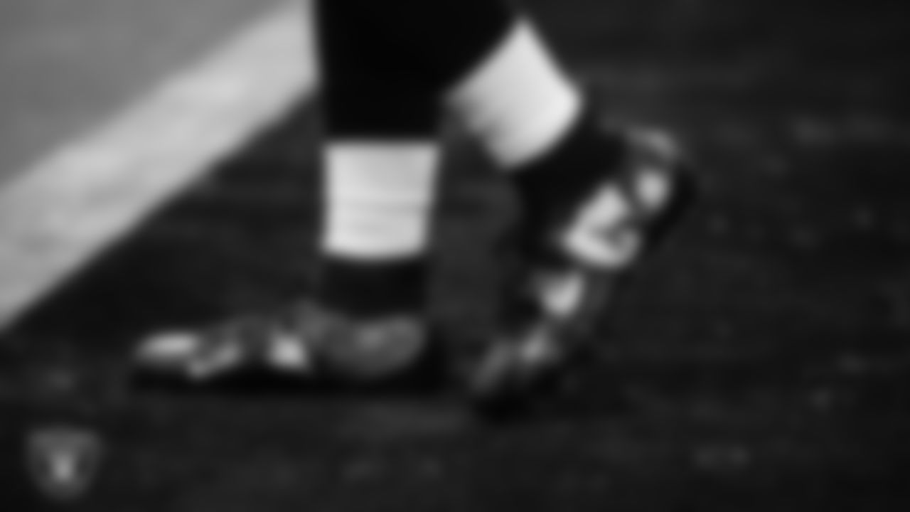 Las Vegas Raiders running back Josh Jacobs (28) cleats before the regular season home game against the Tampa Bay Buccaneers.