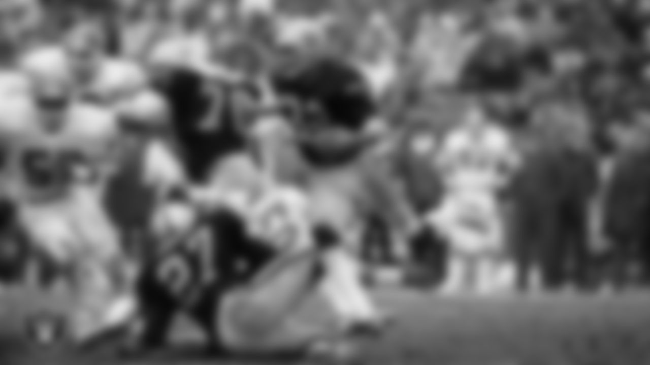 Raiders running back Marcus Allen (32) rushes during the regular season home game against the Denver Broncos at Los Angeles Memorial Coliseum, Sunday, November 24, 1985, in Los Angeles, Calif.