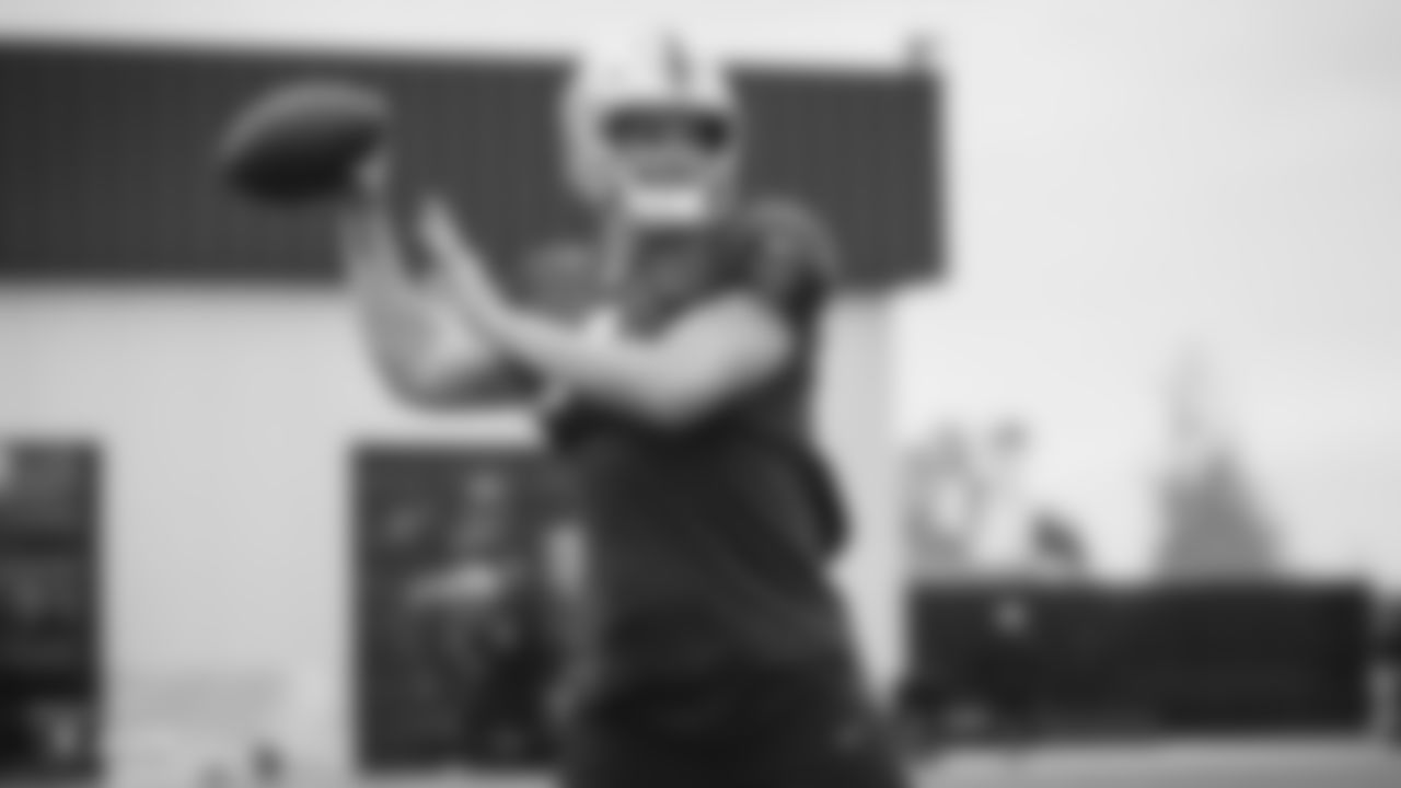 Raiders quarterback Derek Carr (4) passes.