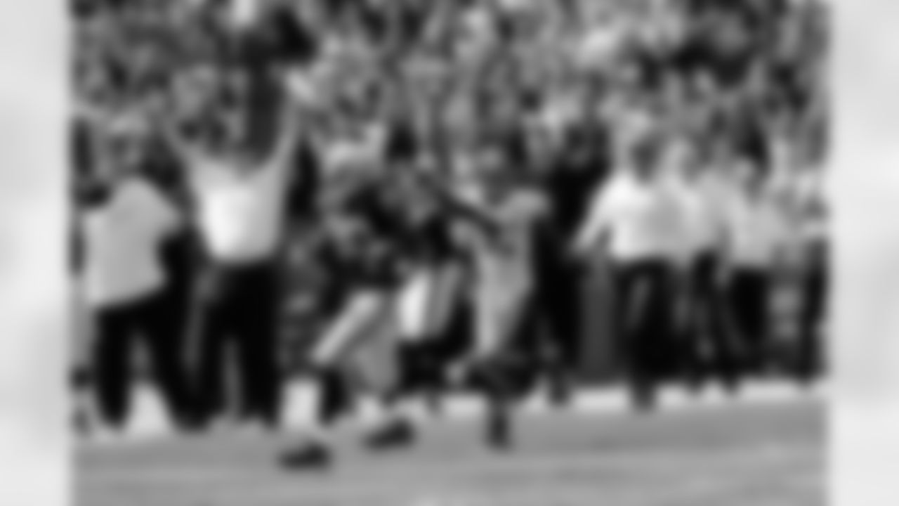 RB Darren McFadden beats everybody and runs 64 yards for the touchdown.