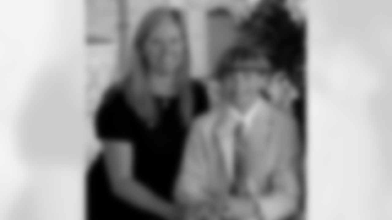 Las Vegas Raiders tight end Foster Moreau with his mother.