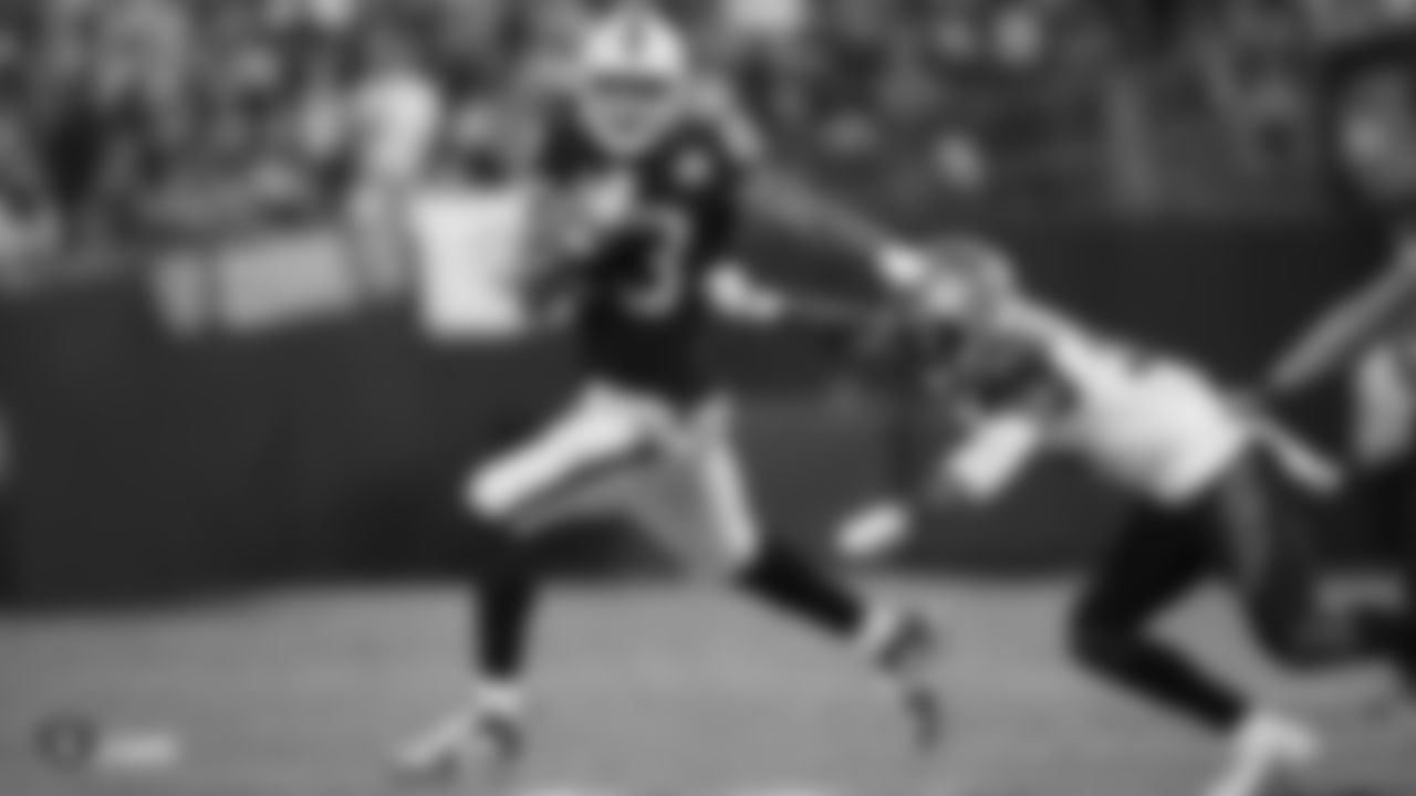 Raiders tight end Darren Waller (83) stiff arms the defender during the regular season game against the Cincinnati Bengals.
