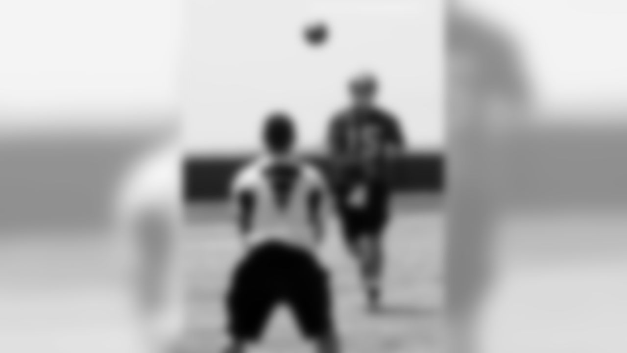 QB Rhett Bomar tosses the pass.