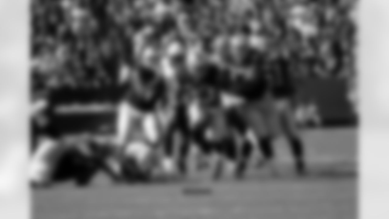 RB Darren McFadden breaks through.