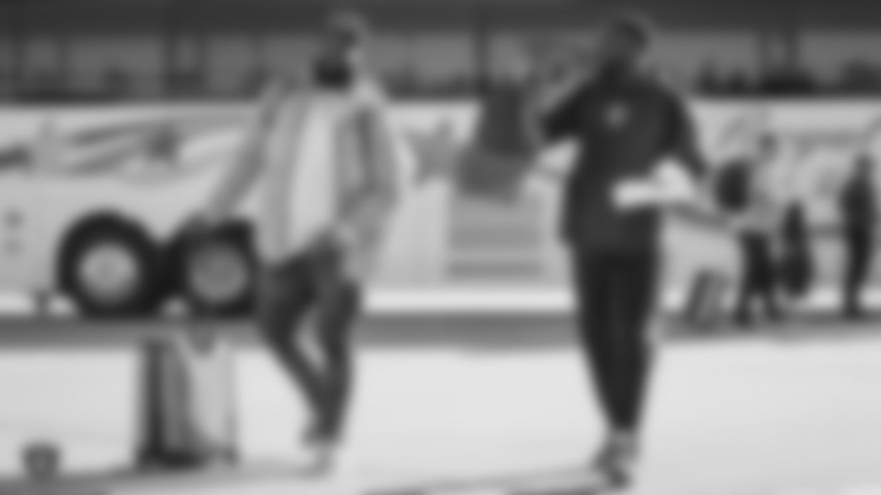 Raiders defensive tackle Johnathan Hankins (90) and defensive end Benson Mayowa (91) depart for the game against the New York Jets.
