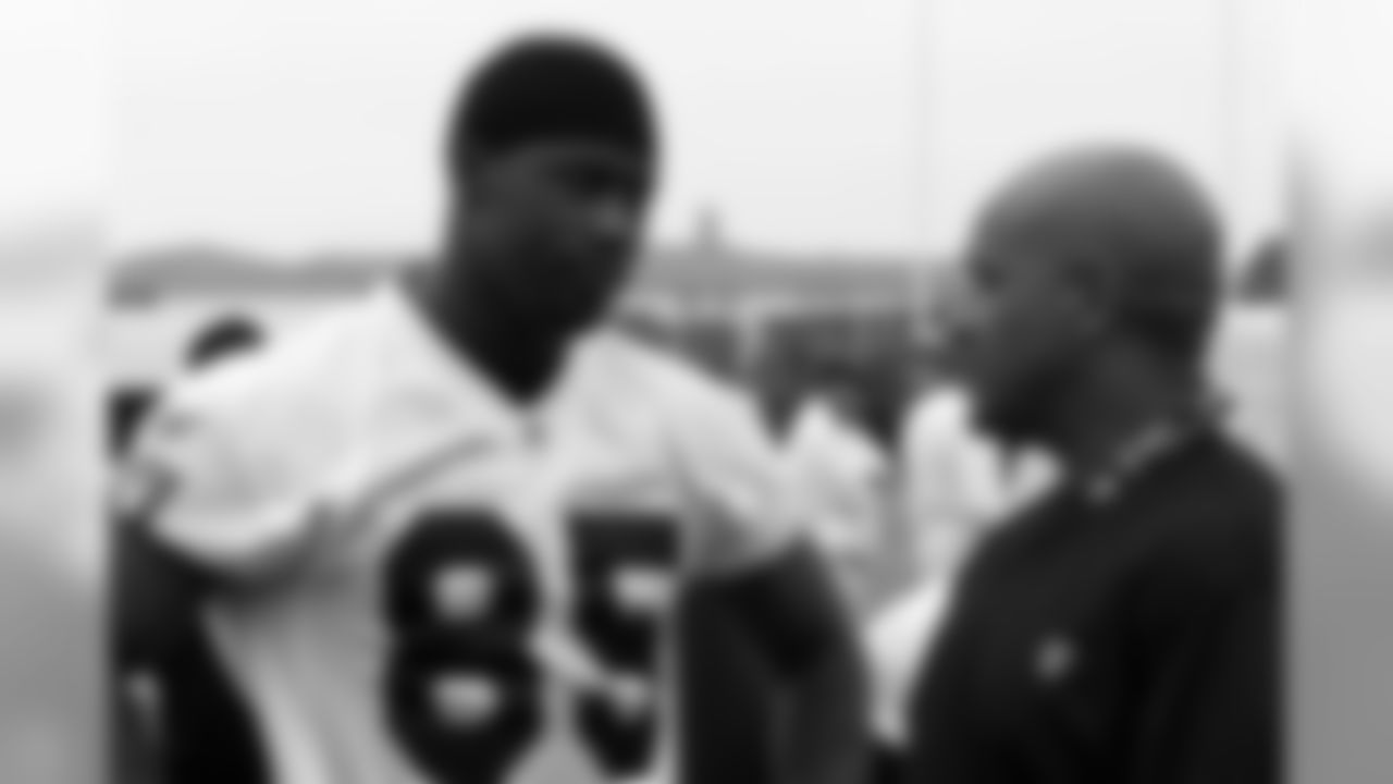 WR Darrius Heyward-Bey and Offensive Coordinator Hue Jackson talk about a play. Photo By Tony Gonzales