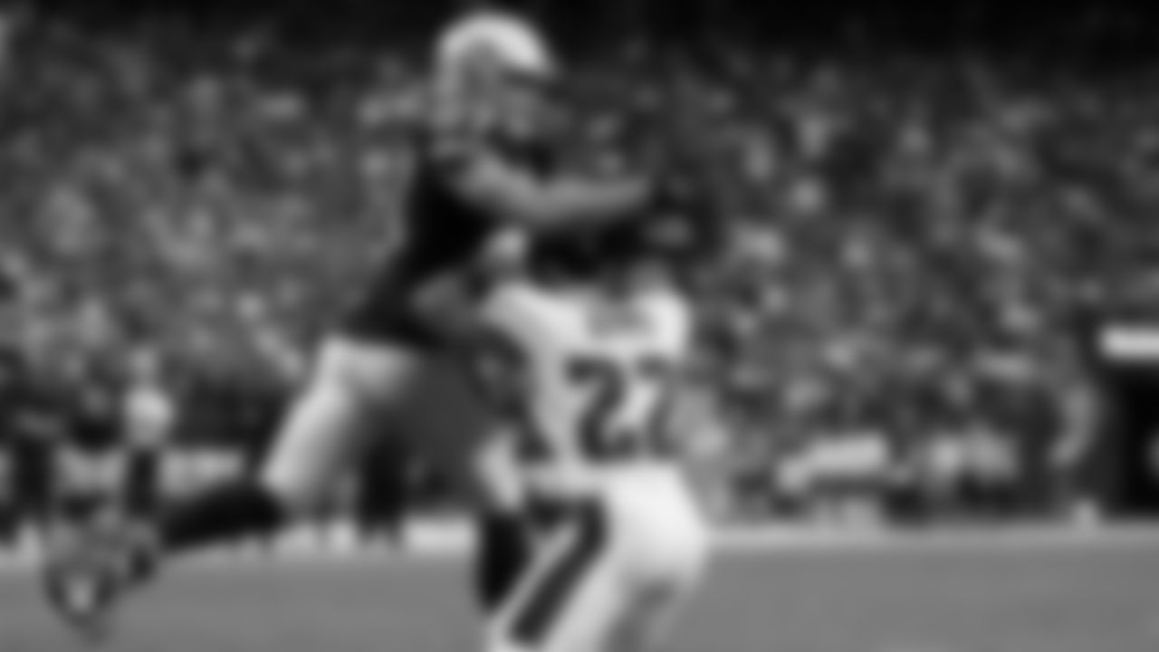 Las Vegas Raiders tight end Foster Moreau (87) makes an 18-yard touchdown catch during the regular season home game against the Philadelphia Eagles.