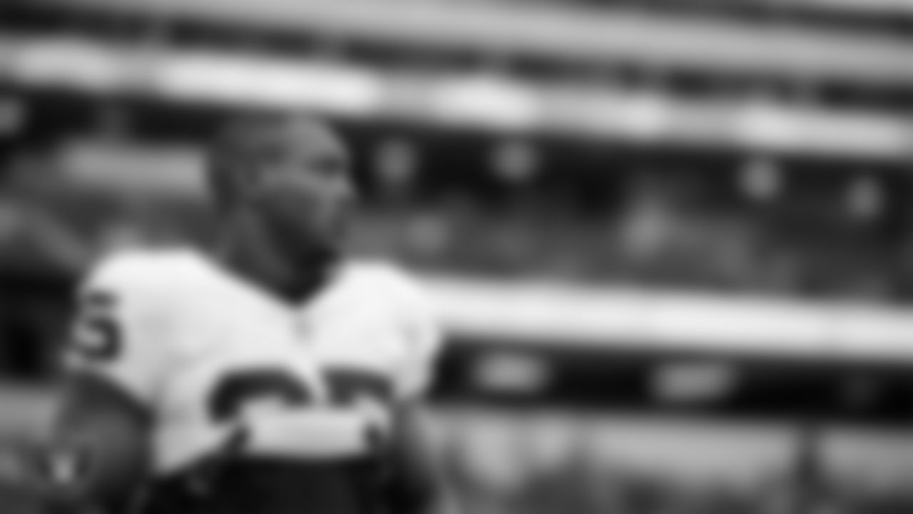 Las Vegas Raiders running back Zamir White (35) warming up before the regular season away game against the Los Angeles Chargers at SoFi Stadium.