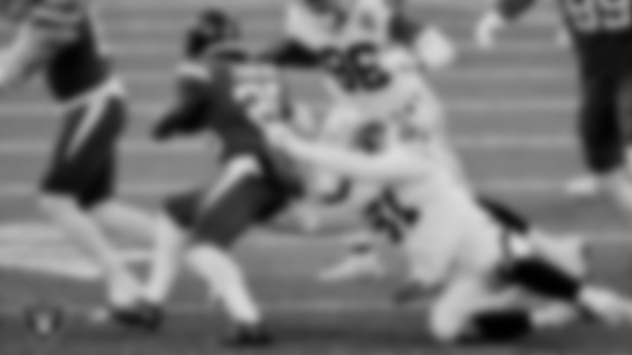 Las Vegas Raiders defensive end Kendal Vickers (91) makes a tackle during the regular season away game against the New York Jets.