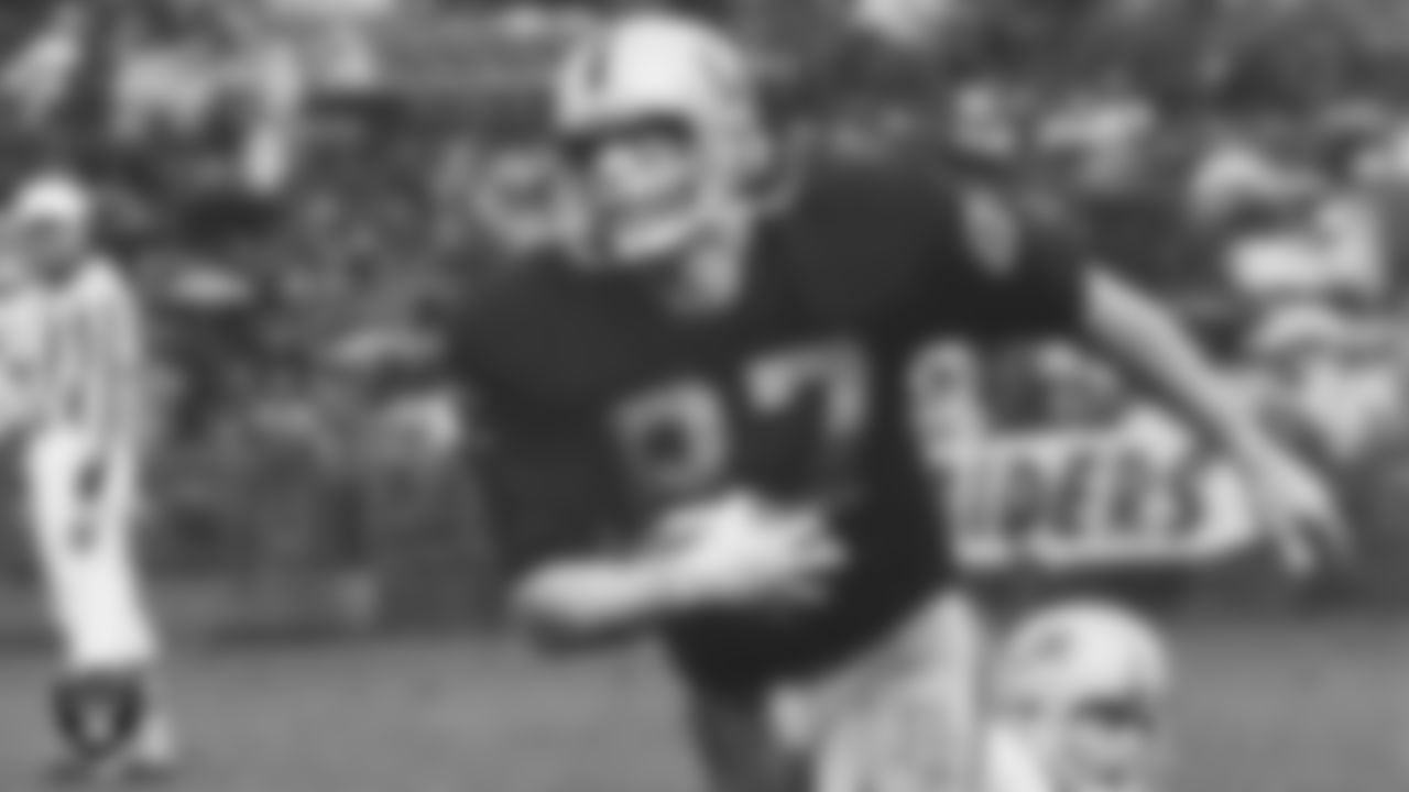 Oakland Raiders tight end Dave Casper (87) runs after making a catch during the regular season home game against the Detroit Lions at Oakland-Alameda County Coliseum, Sunday, November 19, 1978, in Oakland, Calif.