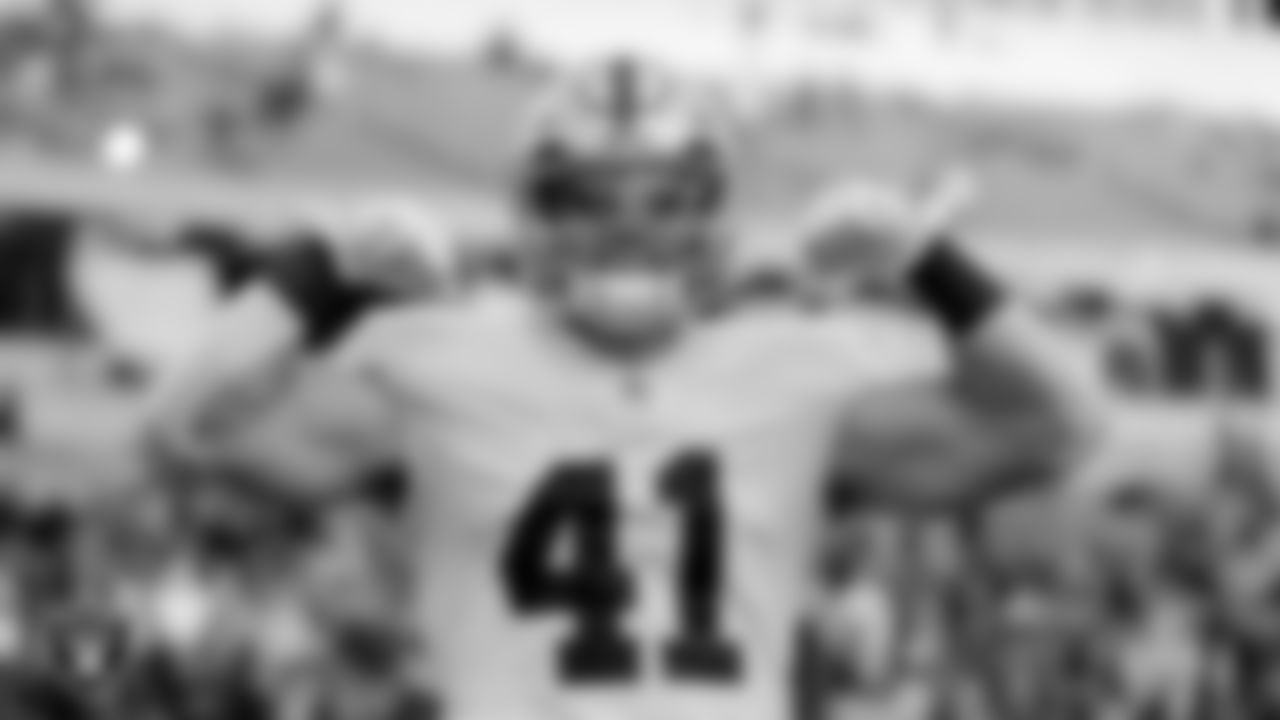 Las Vegas Raiders fullback Sutton Smith (41) warming up before the postseason away game against the Cincinnati Bengals.