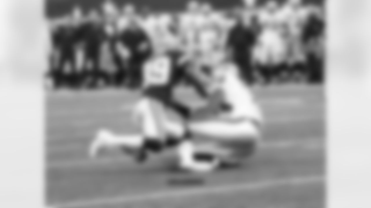 WR Andre Holmes goes low to make the catch.