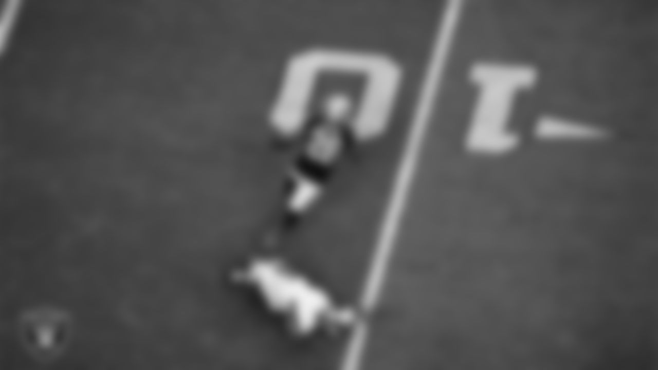 Las Vegas Raiders running back Josh Jacobs (28) rushes for an 8-yard touchdown during the regular season home game against the Philadelphia Eagles.