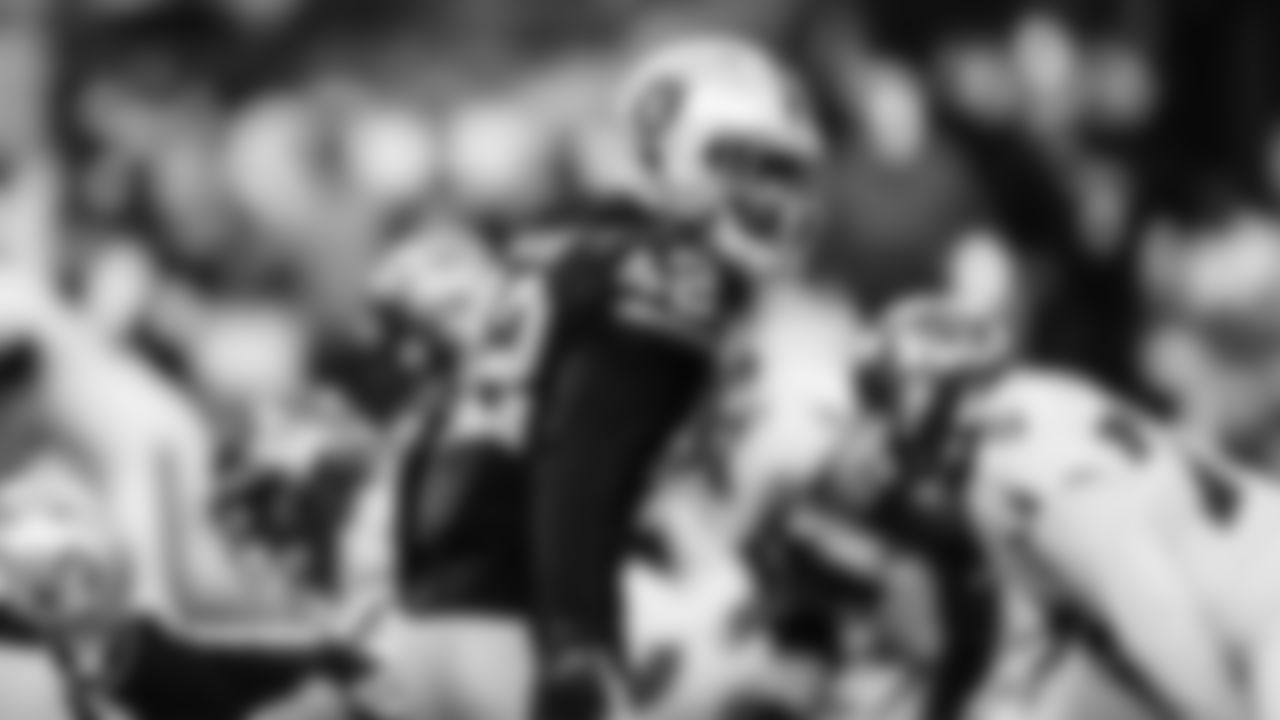 Las Vegas Raiders linebacker Cory Littleton (42) lines up before the snap during the regular season home game against the Tampa Bay Buccaneers.
