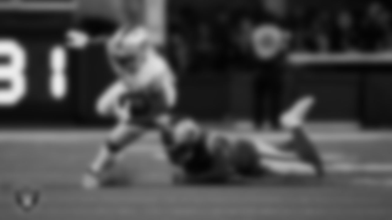 Las Vegas Raiders running back Josh Jacobs (28) rushes during the regular season away game against the Los Angeles Rams at SoFi Stadium.