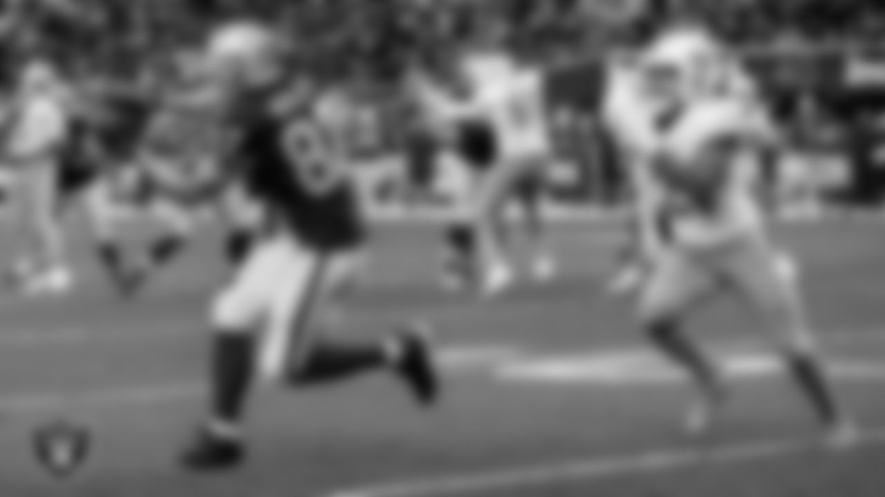 Las Vegas Raiders tight end Foster Moreau (87) makes a catch during the regular season home game against the Miami Dolphins.