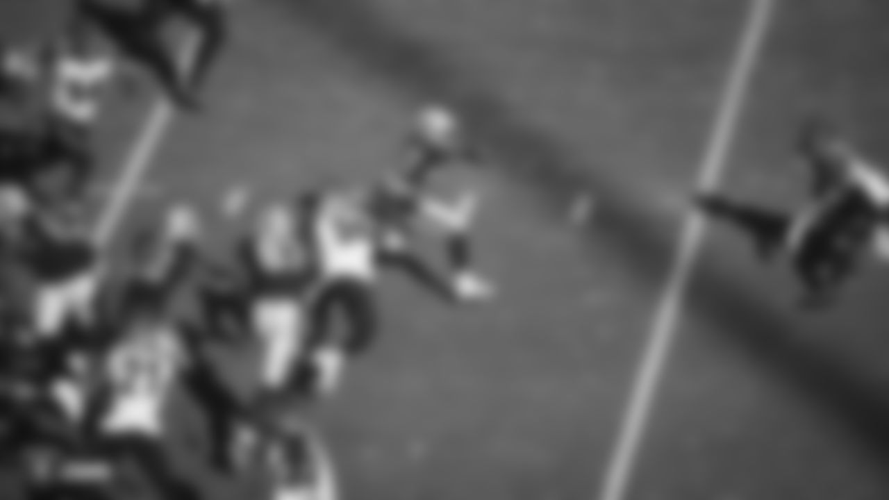 Raiders running back Josh Jacobs (28) rushes during the regular season game against the Cincinnati Bengals.